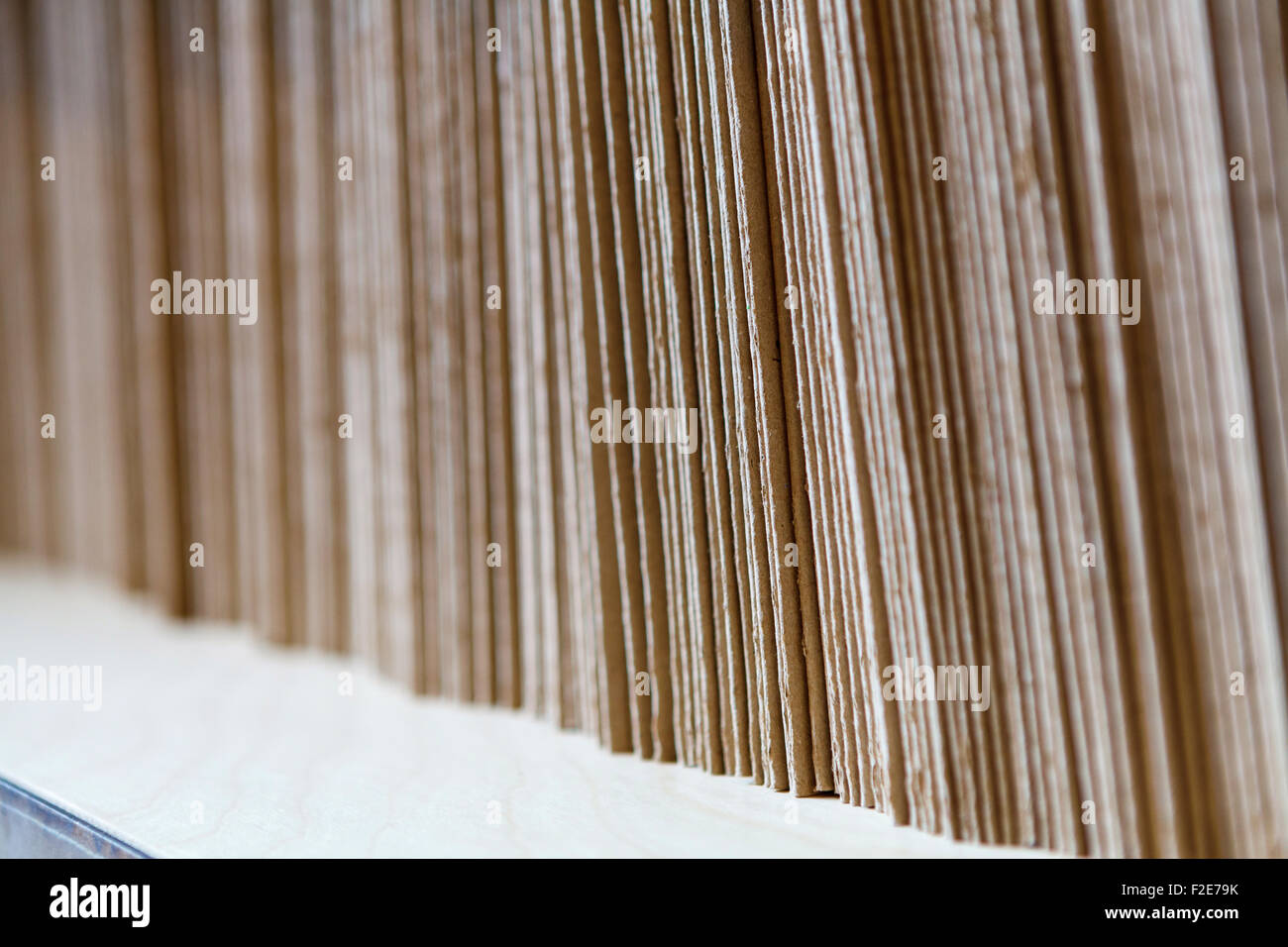 Valigette in una fila, fondale campo di profondità Foto Stock