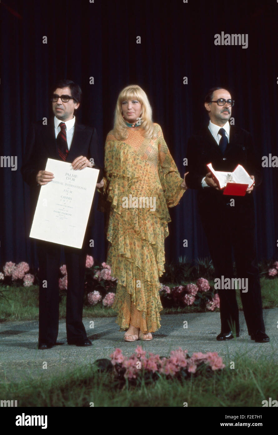 Italienischen Regisseure Vittorio und Paolo Taviani, Gewinner der Goldenen Palme, mit der italienische Schauspielerin Monica Vitti auf der Bühne bei den Filmfestpielen in Cannes, Frankreich 1970er Jahre. I registi italiani Vittorio e Paolo Taviani, La Palme d'Or vincitore, con l'attrice Monica Vitti su un palco al festival di pellicola di Cannes, Francia degli anni settanta. 24x36VAID7 Foto Stock