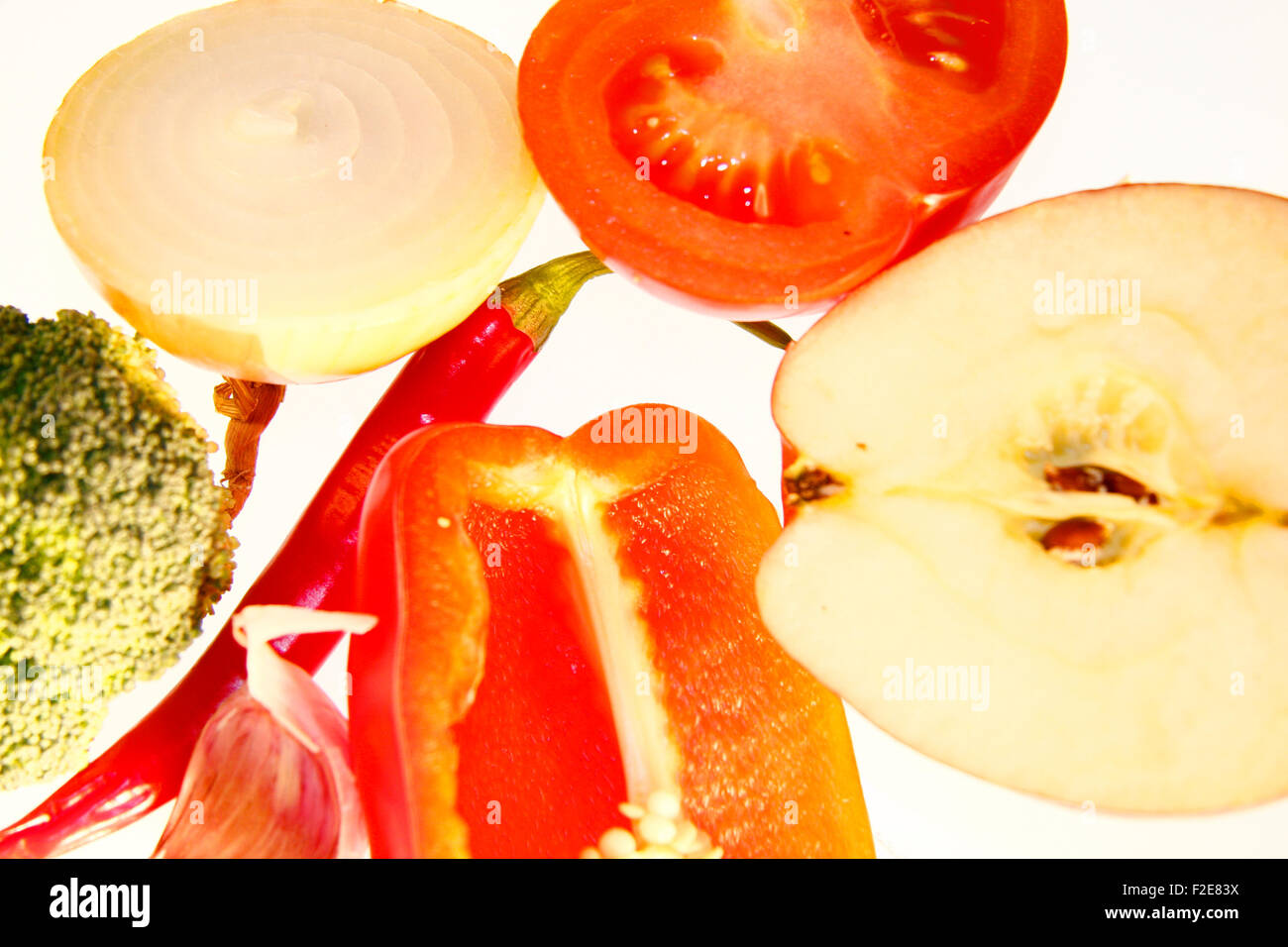 Obst/ Gemuese: rote Chillyschote, Tomaten, Knoblauch, Mandarinen, Zwiebel - Symbolbild Nahrungsmittel. Foto Stock