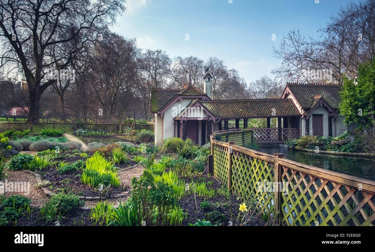 Isola d'anatra Cottage in St James Park, London, Regno Unito. Foto Stock