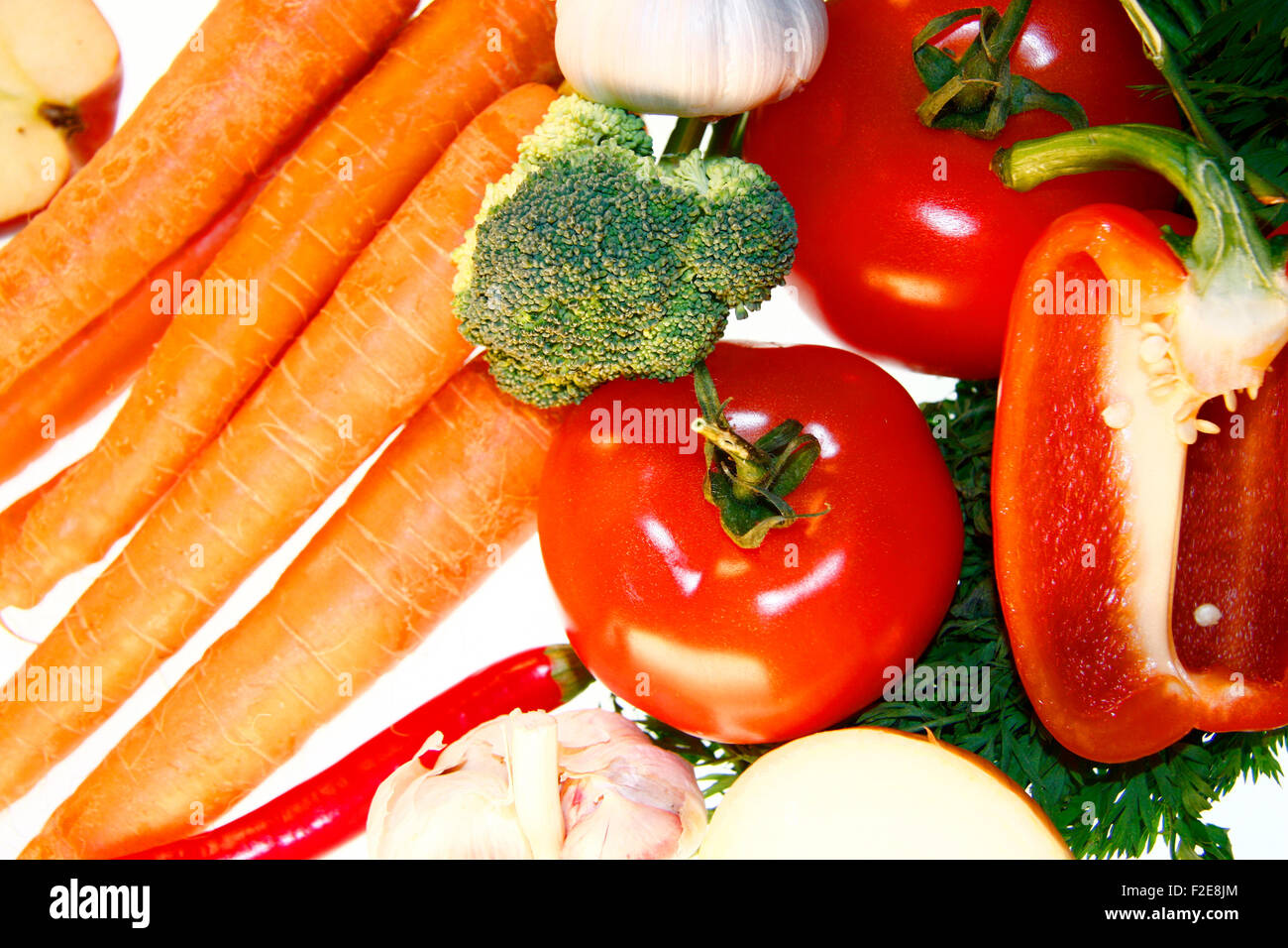 Karotten/ Mohrrueben, Brokkoli, Apfel, pomodori, Knoblauch, Paprika-Schote, Zwiebel - Symbolbild Nahrungsmittel. Foto Stock