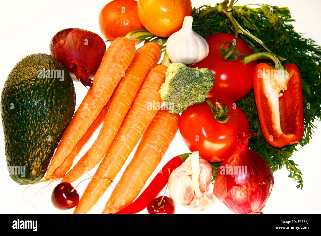 Avocado, Karotten/ Mohrrueben, Brokkoli, Apfel, pomodori, Knoblauch, Paprika-Schote, Zwiebel - Symbolbild Nahrungsmittel. Foto Stock