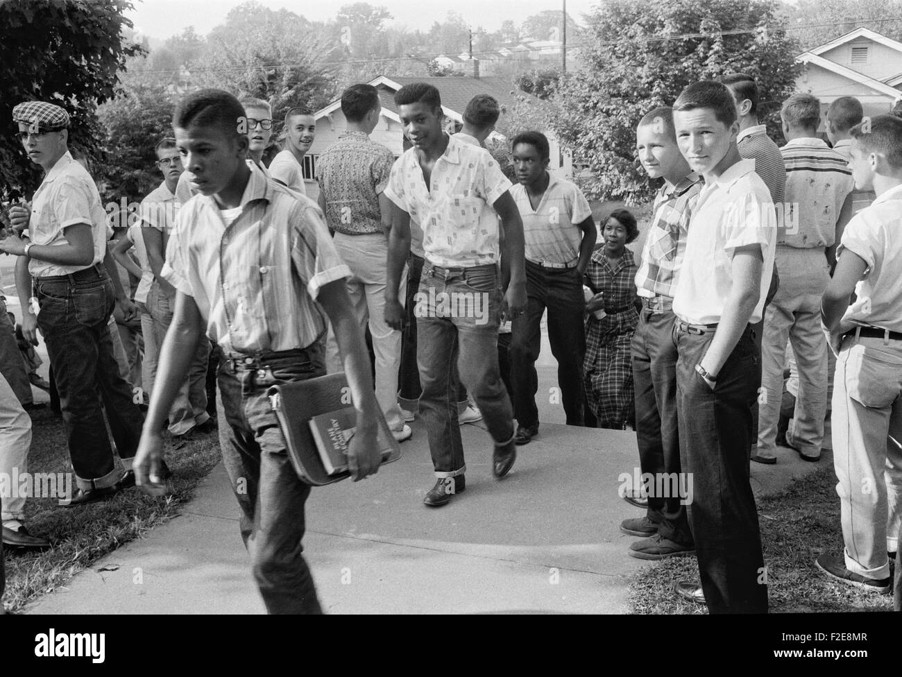Una linea di African American boys a piedi attraverso una folla di bianco i ragazzi durante l'integrazione razziale di scuole pubbliche di dicembre 4,1956 a Clinton, Tennessee. Foto Stock
