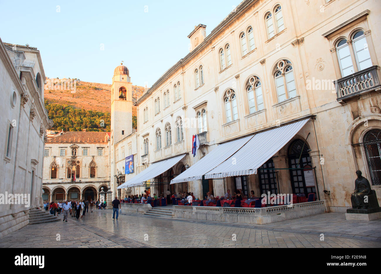 Vista del famoso Stradun, big street a Dubrovnik, Croazia Foto Stock