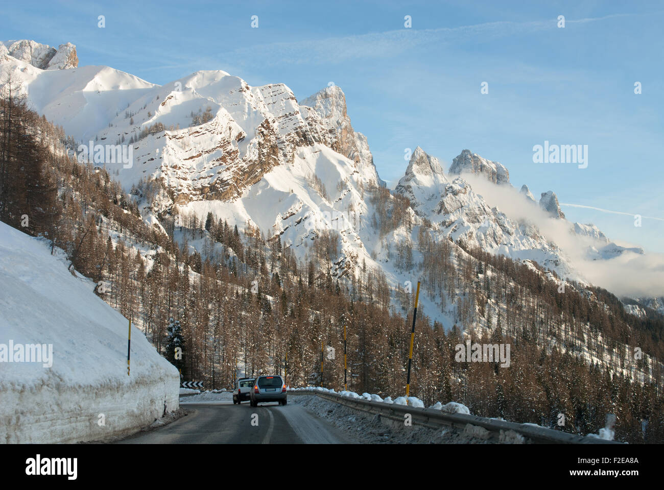Auto sul Passo Rolle, nelle Dolomiti regione del nord Italia Foto Stock