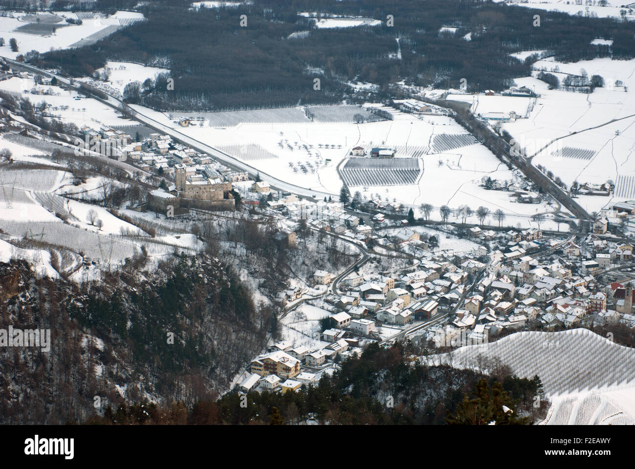 Una città alpina nei pressi di Malles, nel Sud Tirolo del Nord Italia Foto Stock