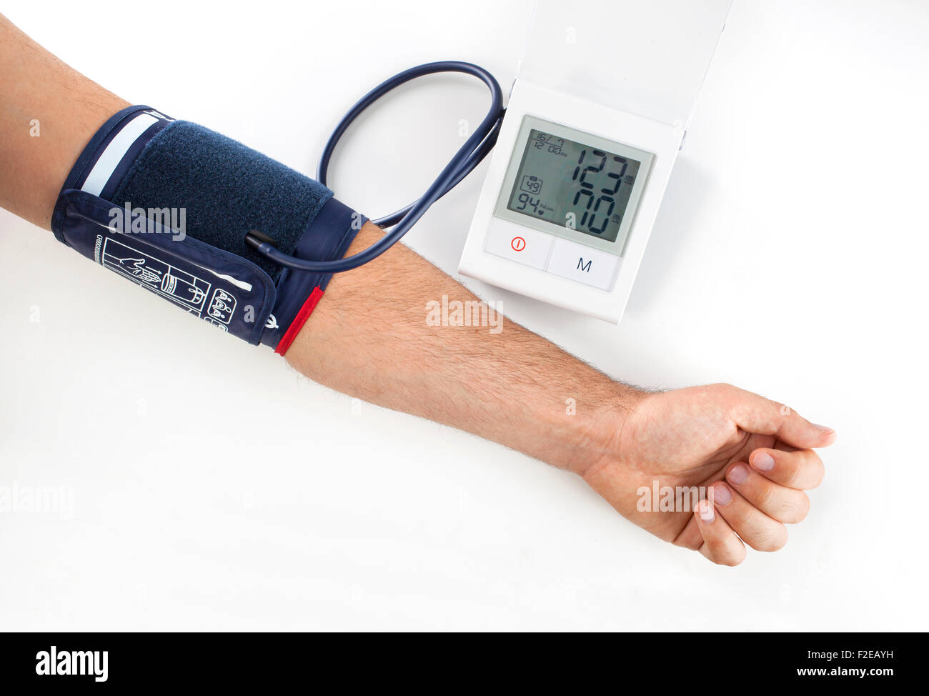 Controllare la pressione del sangue con una moderna attrezzatura digitale Foto Stock