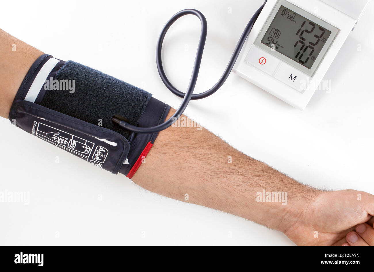 Controllare la pressione del sangue con una moderna attrezzatura digitale Foto Stock