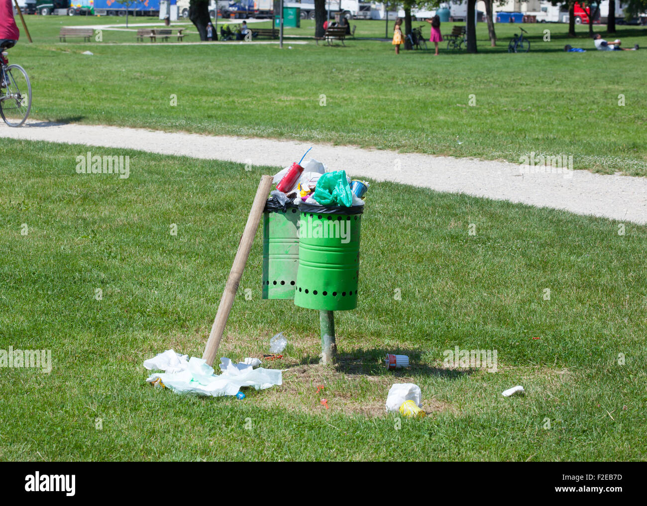 Cestino pieno di rifiuti della groundl in un parco all'aperto. Foto Stock