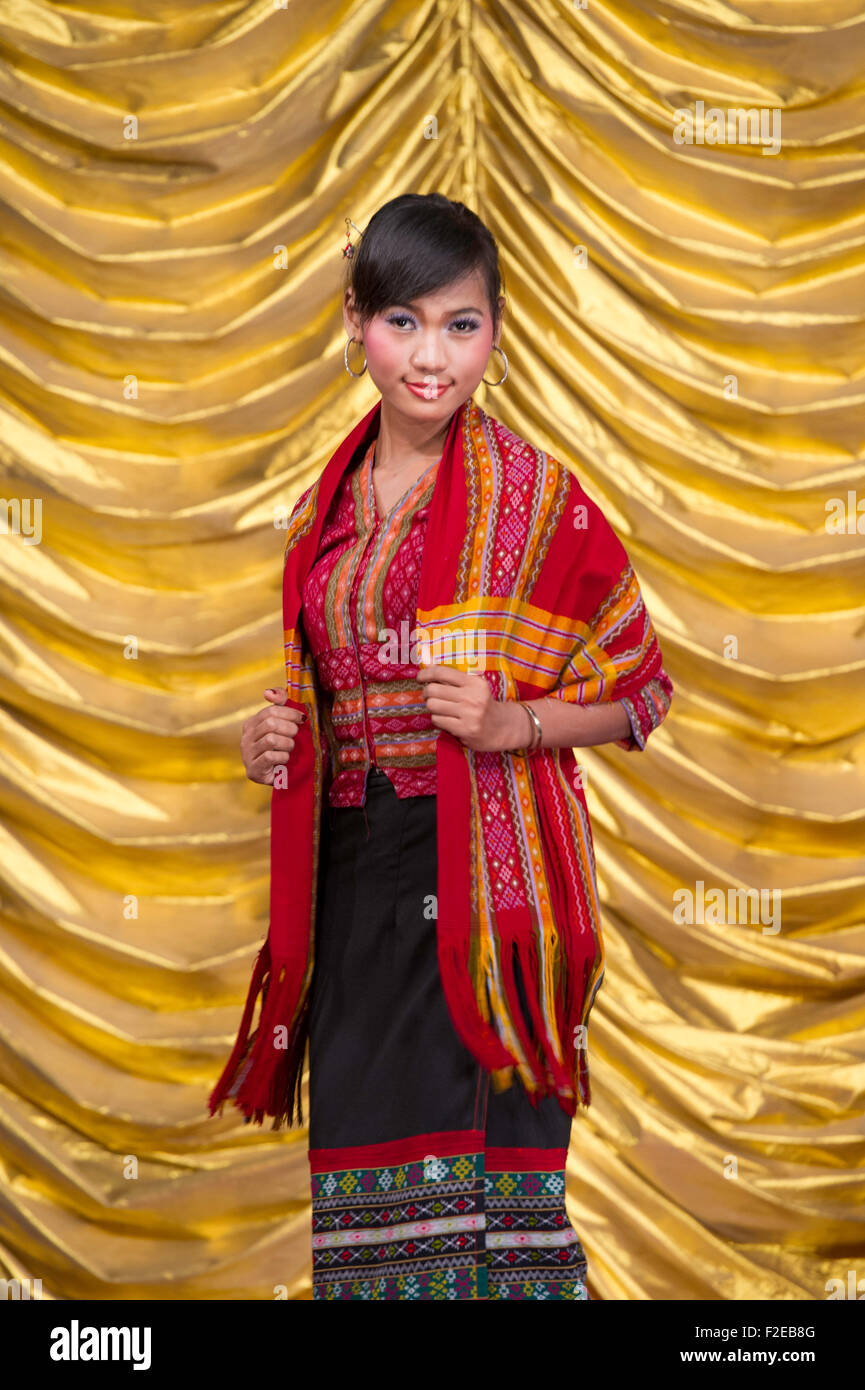 Ragazza birmano in abiti tradizionali Foto Stock