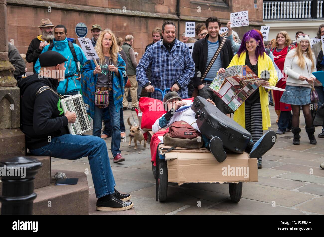 Chester, Regno Unito. Il 17 settembre 2015. Left-wing comico Mark Thomas (sinistra) era in Chester oggi (giovedì) presso un centro 'loiterers' dell'evento" destinate a protestare contro una proposta di provvedimento criticato per la criminalizzazione di traversine ruvida. Egli è raffigurato con Johhny Walker chi è il direttore di mantenere le strade Alive campagna. Marco è il tentativo di highlightin un piano al fine di persone senzatetto £100 se si stendono o dormire in qualsiasi spazio pubblico entro una zona designata. Questo fine può applicarsi anche ai musicisti di strada e le persone che alimentano gli uccelli. Credito: Brian Hickey/Alamy Live News Foto Stock