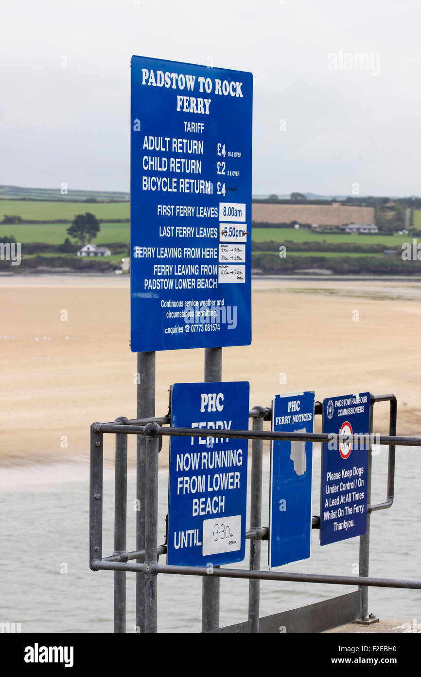 Prezzi e tempi per i pannelli informativi per il Padstow al Rock ferry, Cornwall, Regno Unito Settembre 2015 Foto Stock