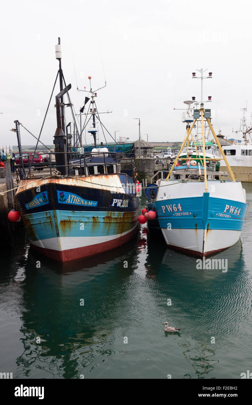 Athena M e Trevose, sotto 80ft fascia costiera di molluschi e crostacei e camicia a mano di barche da pesca a Padstow, Cornwall, Porto. Foto Stock