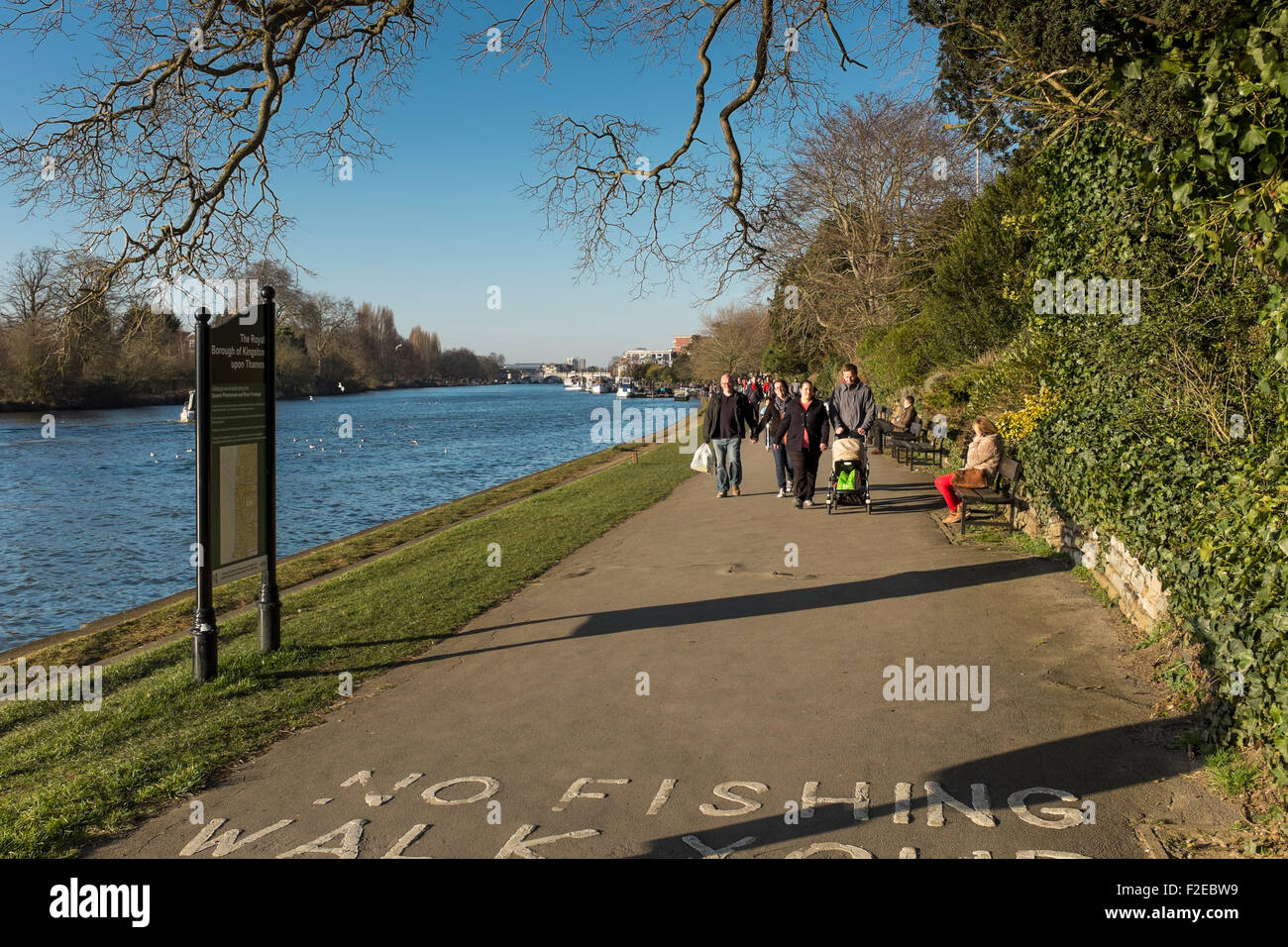 La gente camminare lungo Queen's Promenade dal fiume Tamigi, Kingston upon Thames, Surrey, Regno Unito Foto Stock