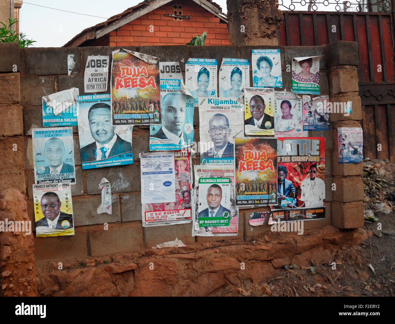 Wahlkampf in Uganda: Wahlplakate a Kampala, Februar 2011, Uganda. Foto Stock