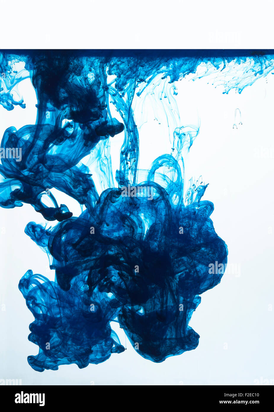 Inchiostro blu isolato in acqua Foto Stock