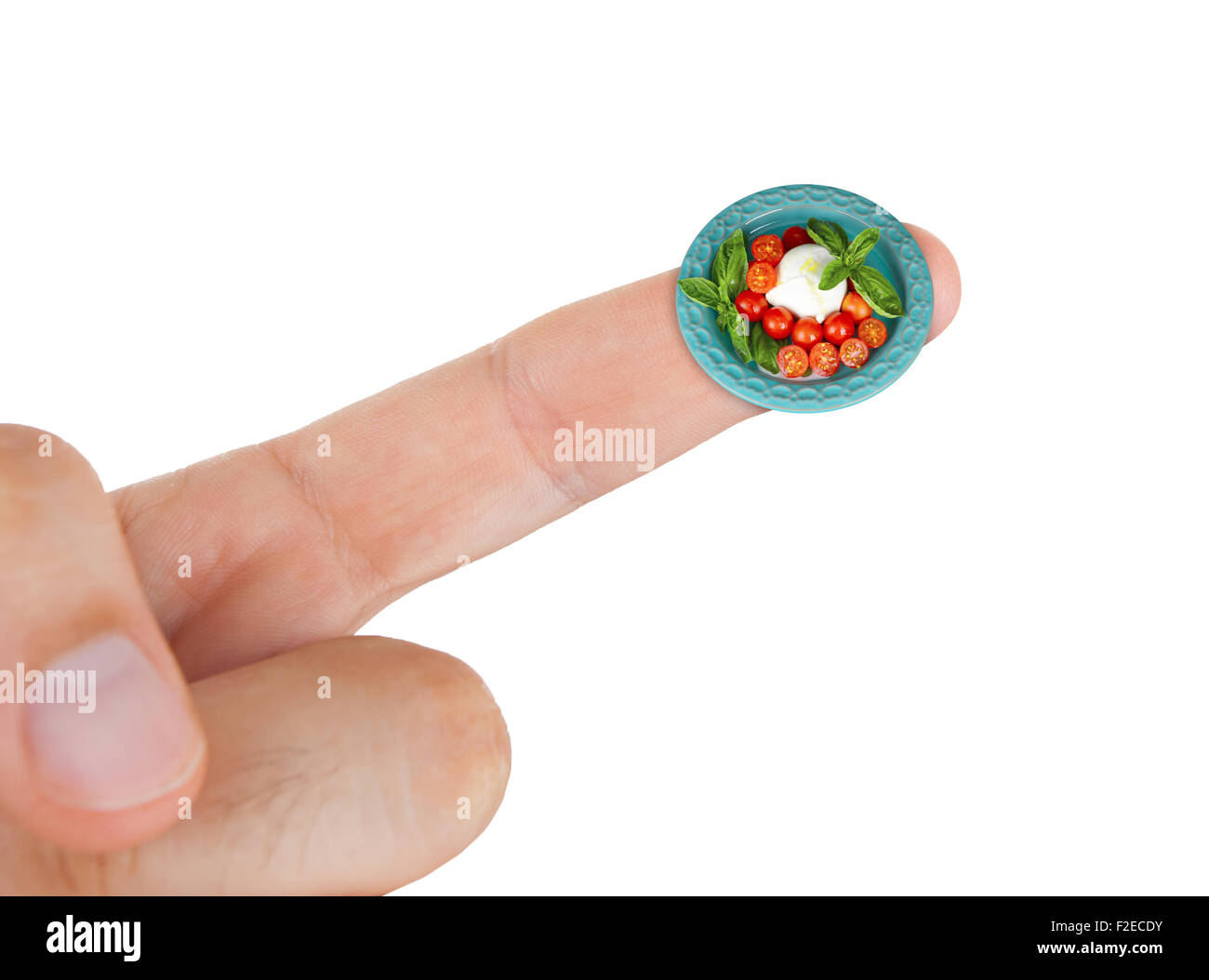 Piatto con mozzarella e pomodoro ciliegino in miniatura sul dito indice. Foto Stock