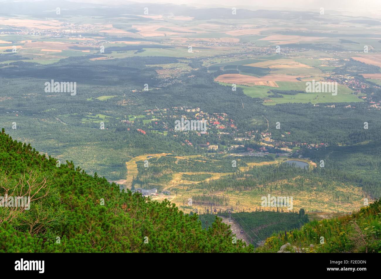 Vista panoramica sul villaggio. Vista sul Tatranska Lomnica villaggio nei monti Tatra, Slovacchia. Foto Stock