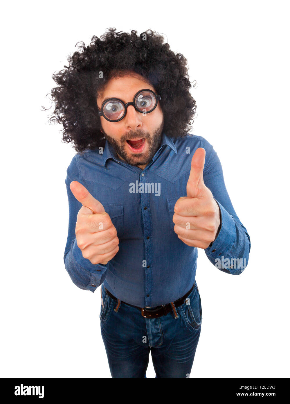 Uomo con crazy espressione e pollice in alto su sfondo bianco. Foto Stock