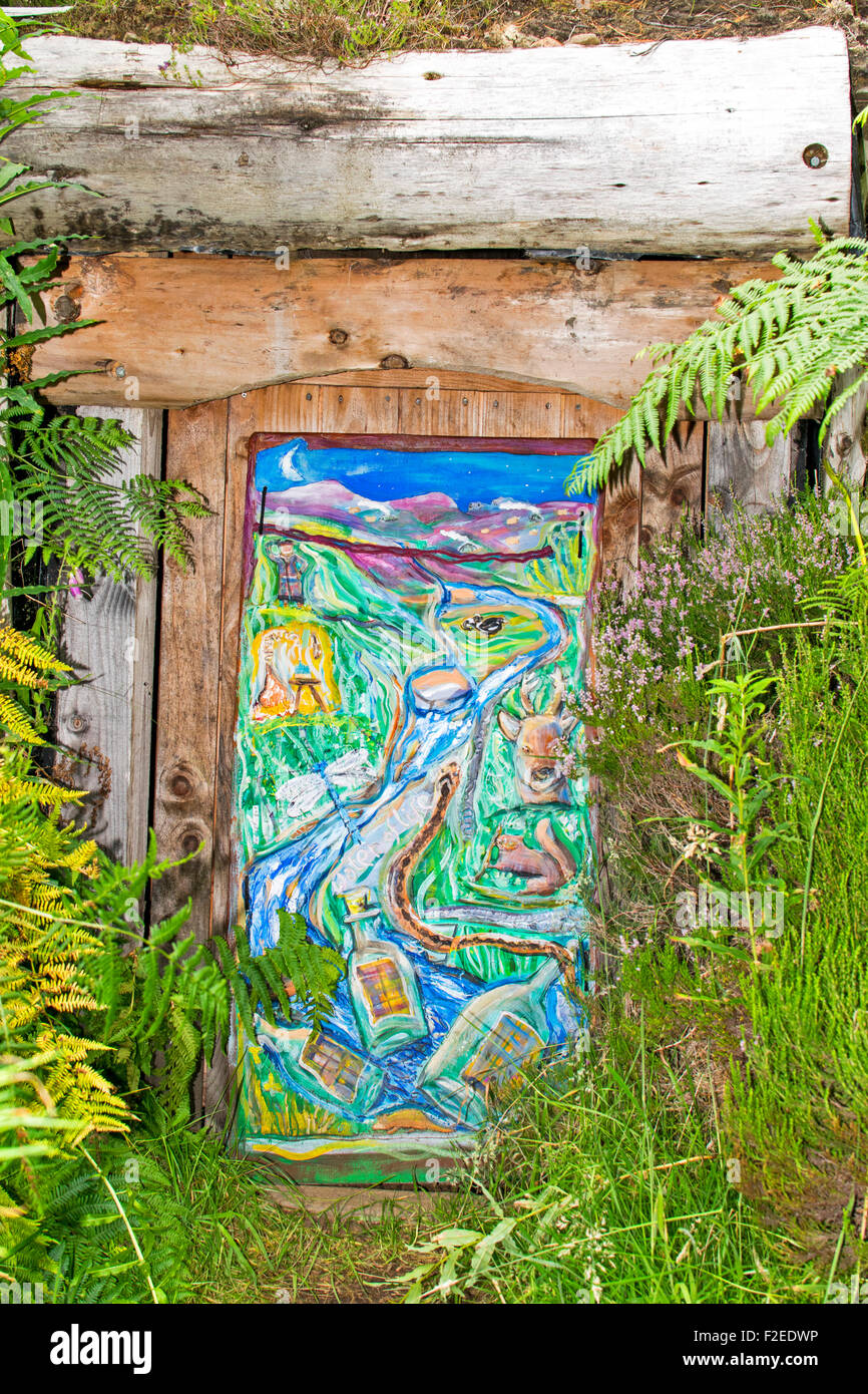 Sentiero ABRIACHAN o camminare sopra LOCH NESS INGRESSO AL WHISKY nascoste ancora con colorati porte dipinte Foto Stock