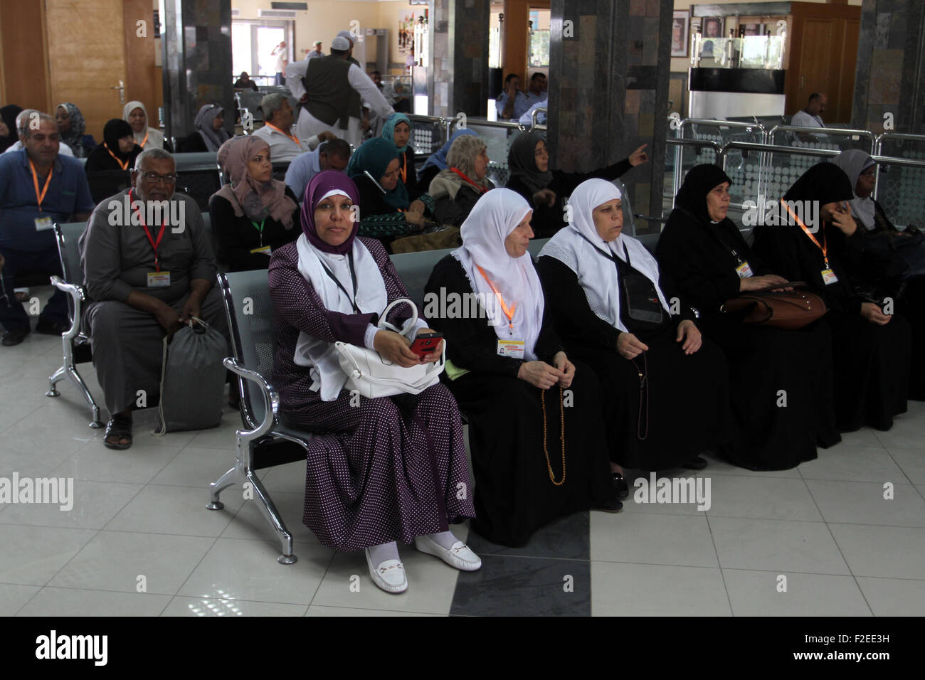 Rafah nella striscia di Gaza, Territori palestinesi. Xvii Sep, 2015. Le famiglie dei martiri palestinesi attendere a Rafah varcare il confine tra Egitto e il sud della striscia di Gaza, il 17 settembre 2015, come loro capo per l annuale hajj pellegrinaggio in Arabia Saudita la città santa della Mecca. Custode delle due Sante Moschee re Salman ha emesso ordini di ospitare 1.000 palestinesi dei martiri famiglie per eseguire Haj quest'anno. Secondo i musulmani libro sacro Corano, la Kaaba fu costruita da Abramo e suo figlio Ismael, dopo Ismael si erano insediati in Arabia. Milioni di musulmani sono arrivati in Arabia Saudita a pe Foto Stock