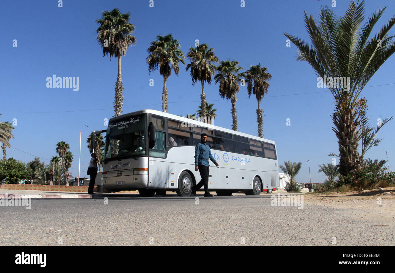 Rafah nella striscia di Gaza, Territori palestinesi. Xvii Sep, 2015. Le famiglie dei martiri palestinesi attendere a Rafah varcare il confine tra Egitto e il sud della striscia di Gaza, il 17 settembre 2015, come loro capo per l annuale hajj pellegrinaggio in Arabia Saudita la città santa della Mecca. Custode delle due Sante Moschee re Salman ha emesso ordini di ospitare 1.000 palestinesi dei martiri famiglie per eseguire Haj quest'anno. Secondo i musulmani libro sacro Corano, la Kaaba fu costruita da Abramo e suo figlio Ismael, dopo Ismael si erano insediati in Arabia. Milioni di musulmani sono arrivati in Arabia Saudita a pe Foto Stock