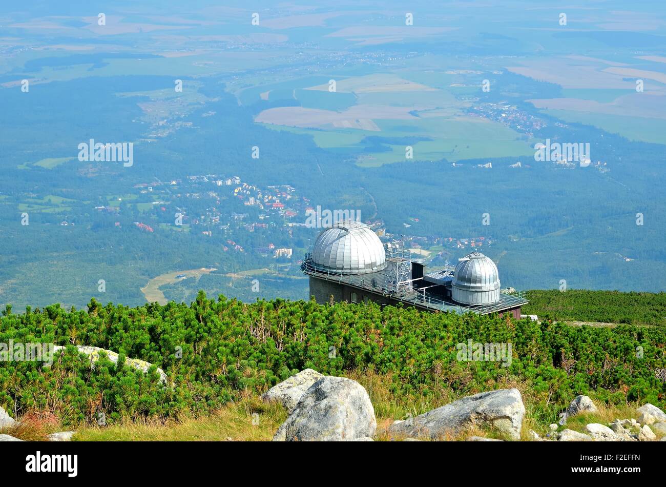 Estate mountain ladnscape. La costruzione dell'osservatorio di montagne vicino da Tatranska Lomnica, Slovacchia. Foto Stock