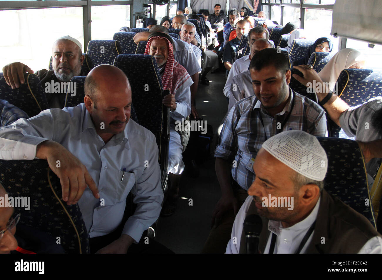 Rafah nella striscia di Gaza, Territori palestinesi. Xvii Sep, 2015. Le famiglie dei martiri palestinesi attendere a Rafah varcare il confine tra Egitto e il sud della striscia di Gaza, il 17 settembre 2015, come loro capo per l annuale hajj pellegrinaggio in Arabia Saudita la città santa della Mecca. Custode delle due Sante Moschee re Salman ha emesso ordini di ospitare 1.000 palestinesi dei martiri famiglie per eseguire Haj quest'anno. Secondo i musulmani libro sacro Corano, la Kaaba fu costruita da Abramo e suo figlio Ismael, dopo Ismael si erano insediati in Arabia. Milioni di musulmani sono arrivati in Arabia Saudita a pe Foto Stock