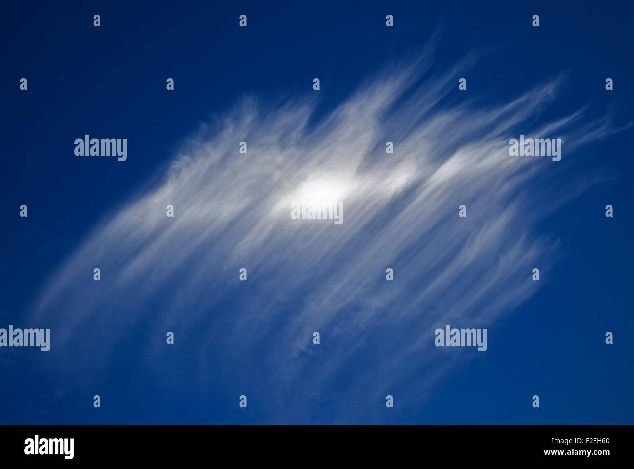 Intortus nuvole e cielo blu, REGNO UNITO Foto Stock