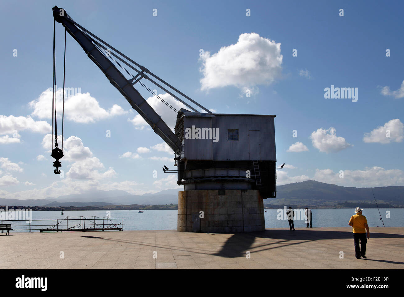 Gru con braccio presso il porto di Santander, Spagna. Foto Stock