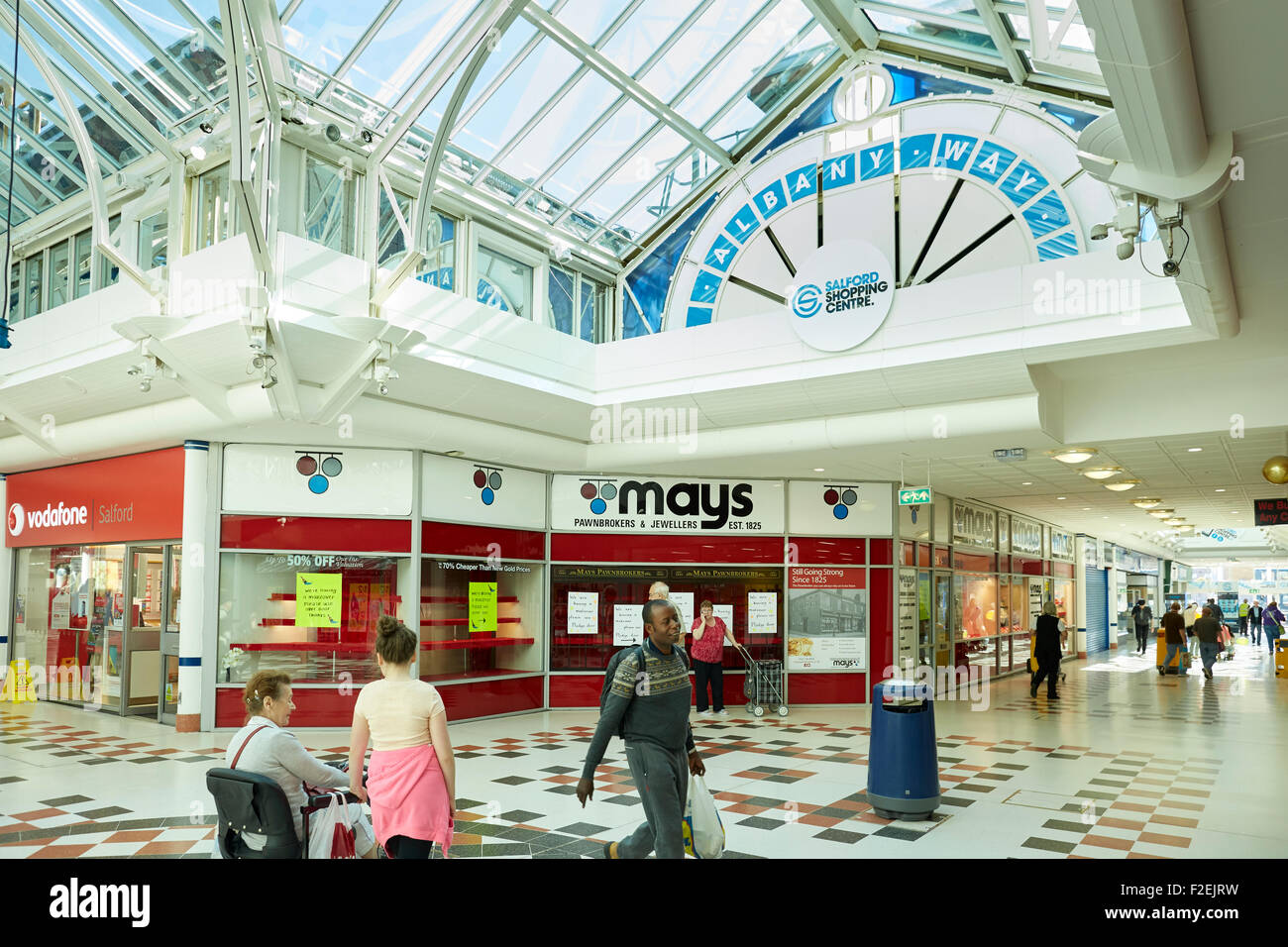 Salford shopping center pawnbrokers negozio di fronte negozi di shopping shopper store retail precinct supermercato rivenditore rivenditori tr Foto Stock