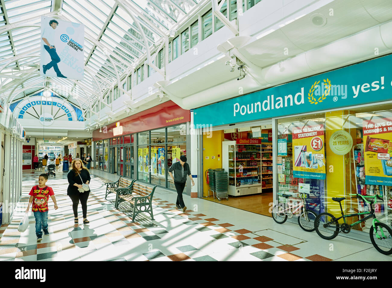 Salford shopping center Poundland wilko negozi di shopping shopper store retail precinct supermercato rivenditore rivenditori commercianti t.r.a. Foto Stock