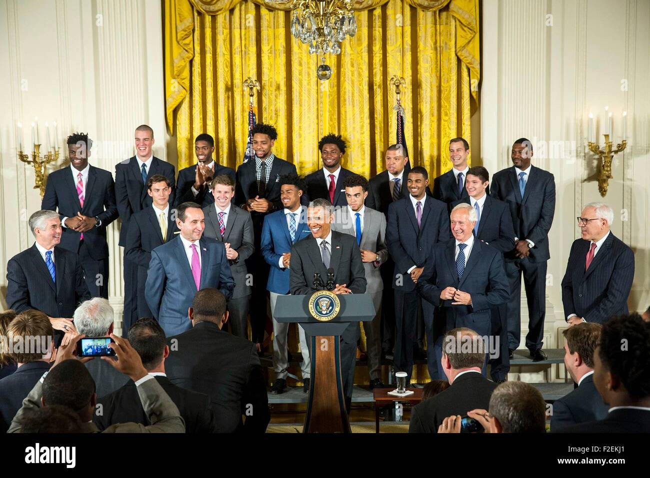 Stati Uniti Il presidente Barack Obama incontra i membri dell'Università North Carolina diavoli blu, vincitori del 2015 NCAA di pallacanestro degli uomini di campioni nella Sala Est della Casa Bianca Settembre 8, 2015 a Washington, DC. Foto Stock