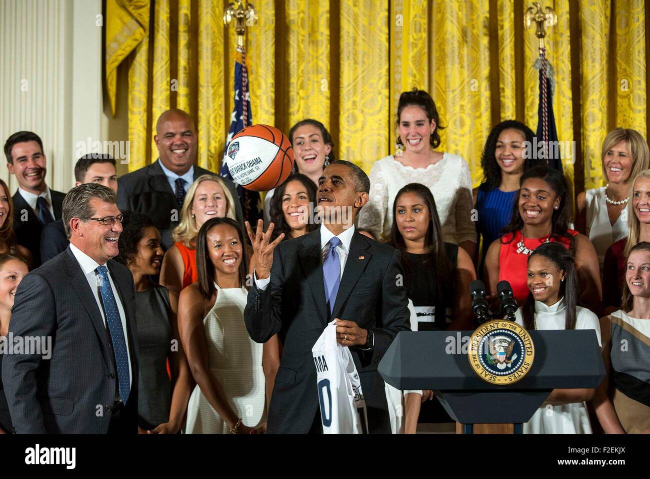 Stati Uniti Il presidente Barack Obama incontra i membri dell'Università del Connecticut Huskies vincitori del 2015 NCAA femminile Campionato di basket nella Sala Est della Casa Bianca, 15 settembre 2015 a Washington, DC. Foto Stock