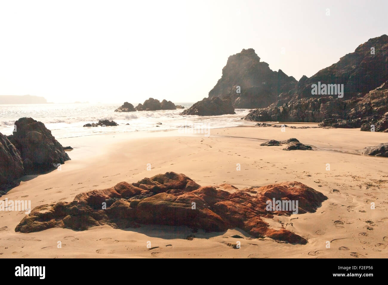 Serpentina rock sulla spiaggia di Kynance Cove sulla penisola di Lizard, Cornwall, Regno Unito Foto Stock