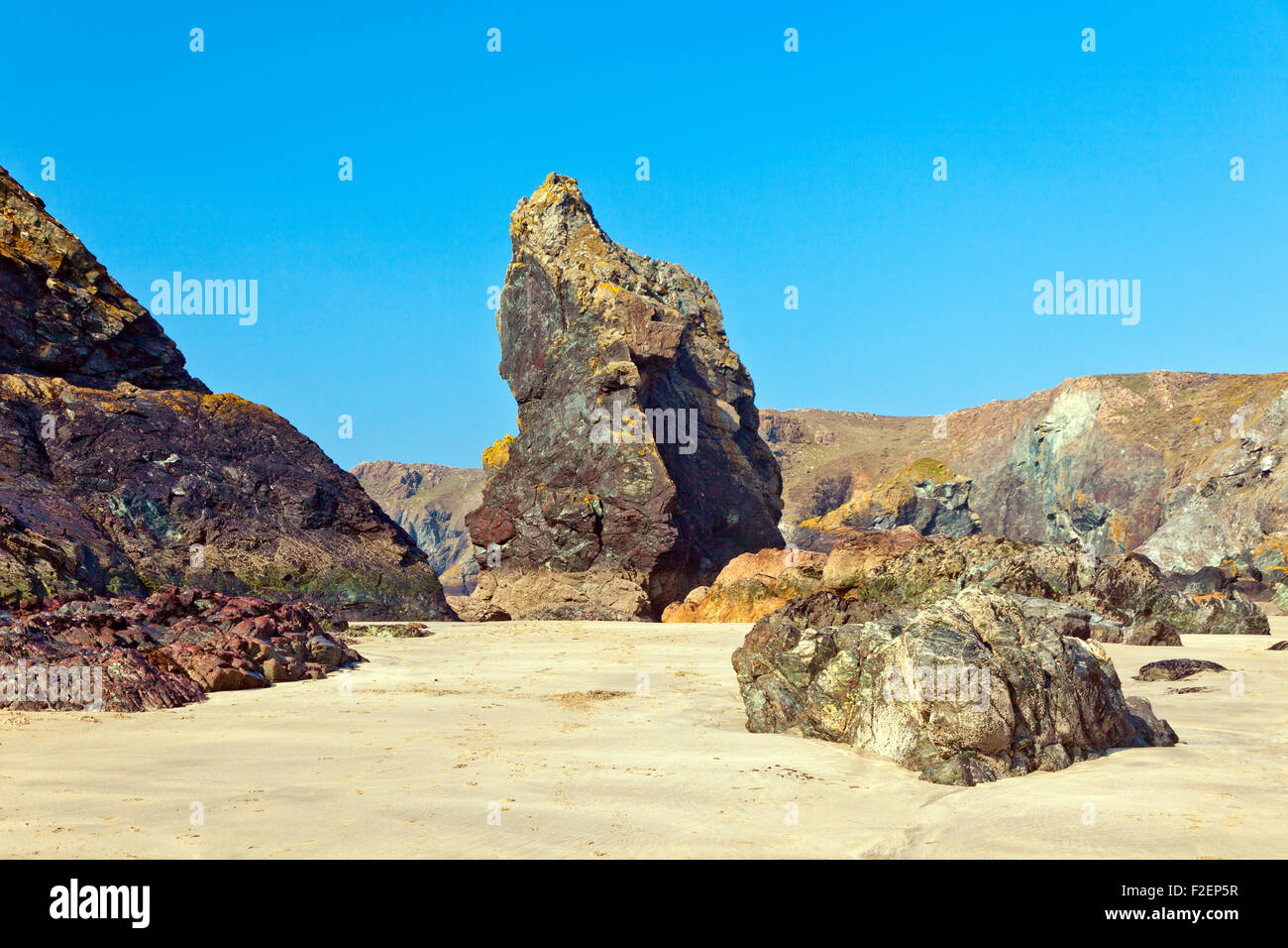 Un enorme pinnacolo di roccia a serpentina sulla spiaggia di Kynance Cove, penisola di Lizard, Cornwall, Regno Unito Foto Stock