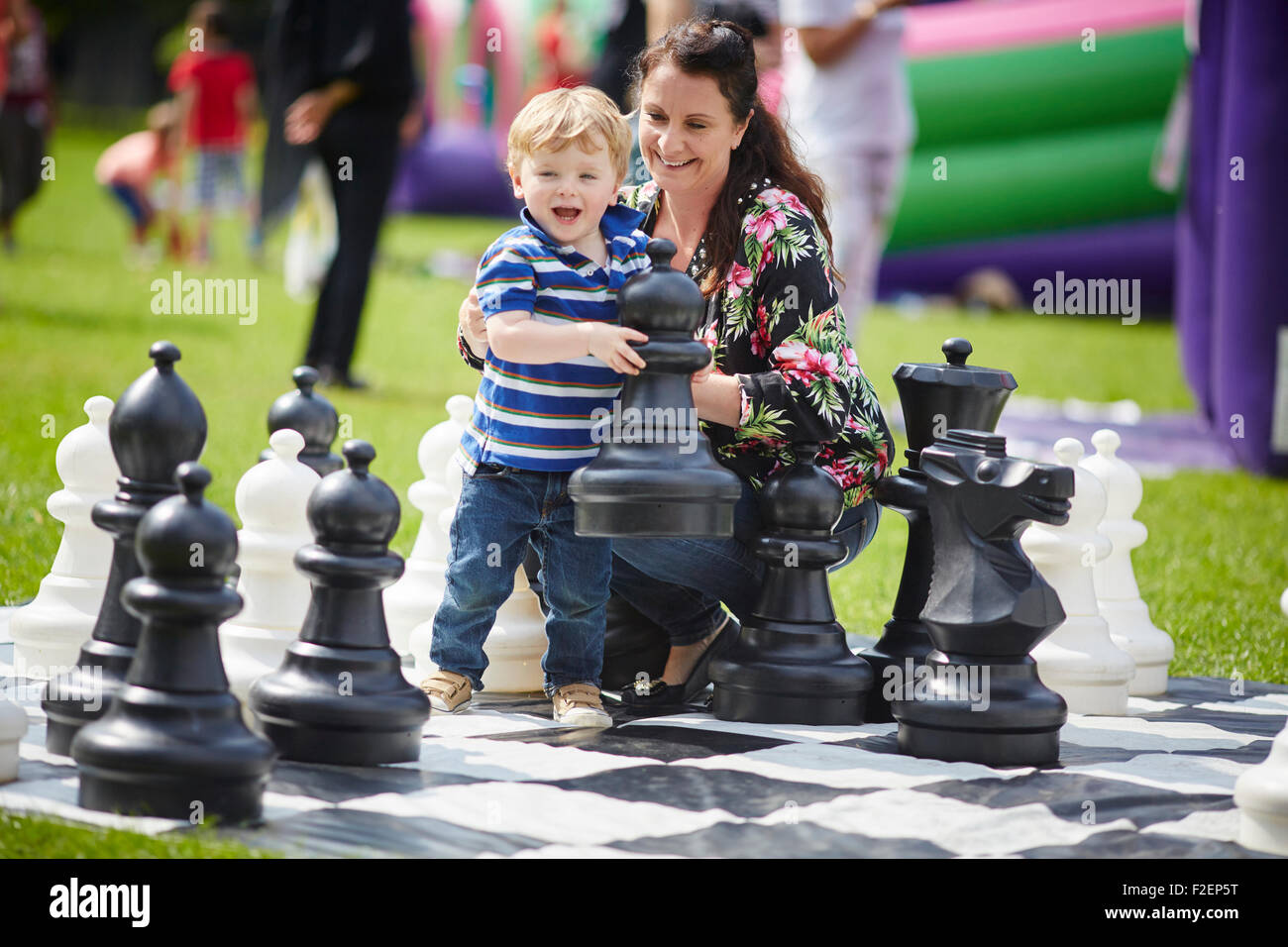 Parco vive a Alexandra Park in Moss Side Manchester comunità giornata di divertimento Foto di libero scorrimento gonfiabile ride giovani bambini Bambini Foto Stock