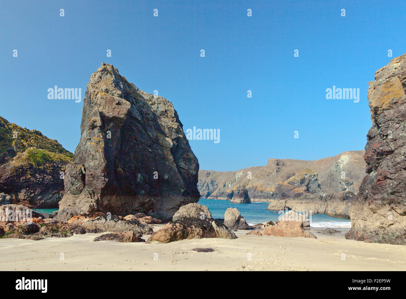 Un enorme pinnacolo di roccia a serpentina sulla spiaggia di Kynance Cove, penisola di Lizard, Cornwall, Regno Unito Foto Stock