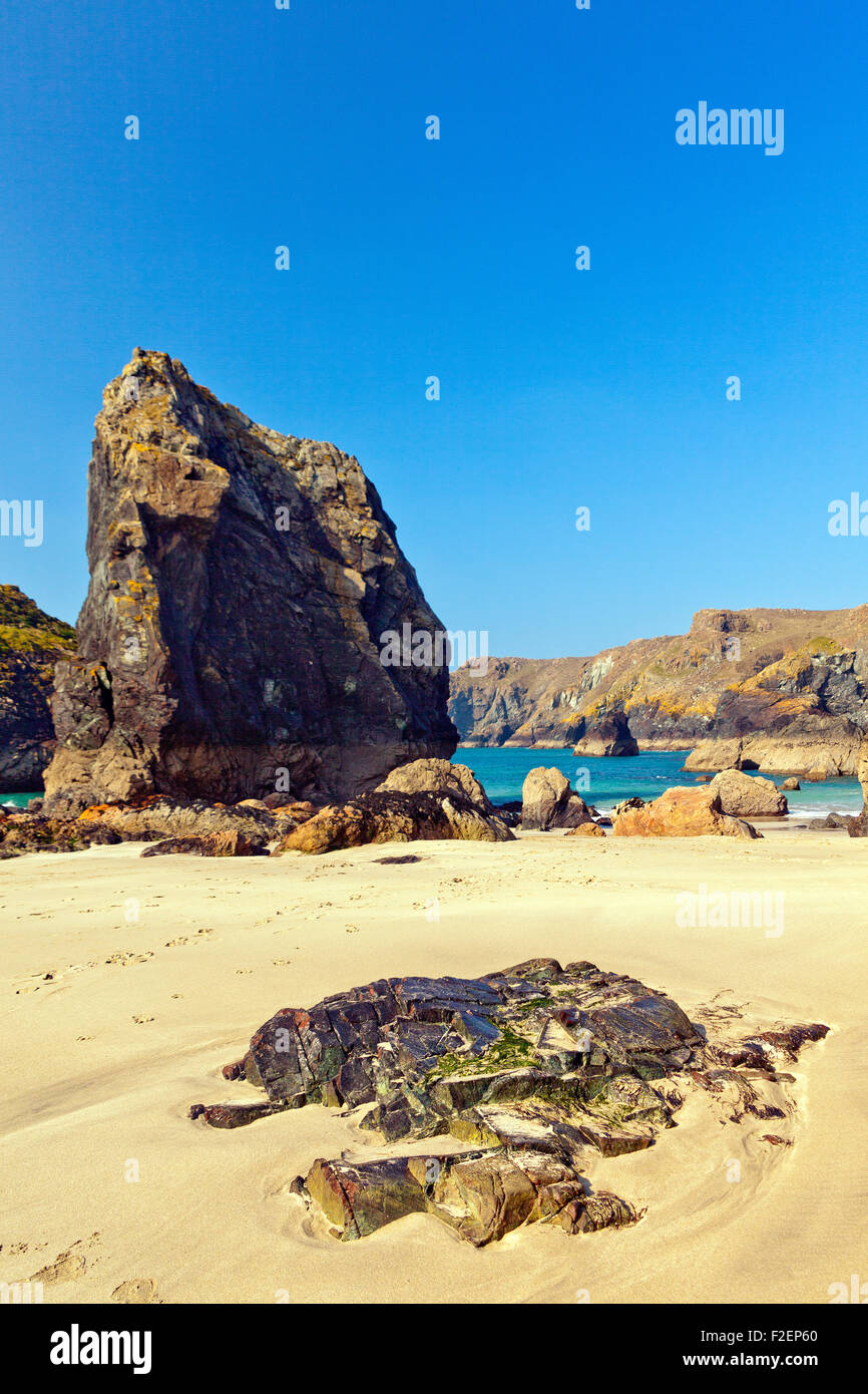 Un enorme pinnacolo di roccia a serpentina sulla spiaggia di Kynance Cove, penisola di Lizard, Cornwall, Regno Unito Foto Stock