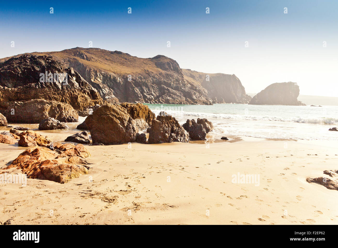 Serpentina rock sulla spiaggia di Kynance Cove sulla penisola di Lizard, Cornwall, Regno Unito Foto Stock