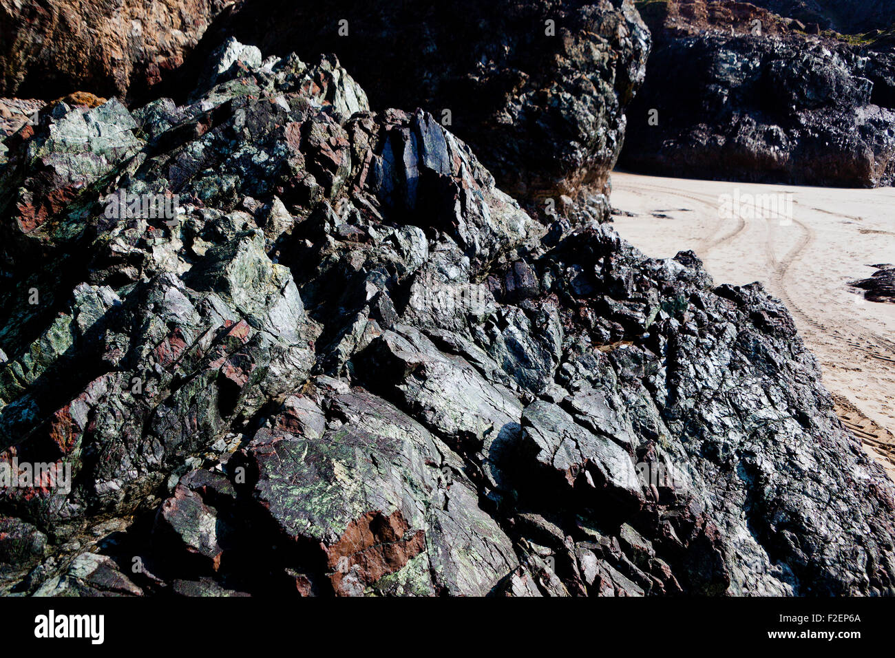 L unica Roccia a serpentina sulla spiaggia di Kynance Cove sulla penisola di Lizard, Cornwall, Regno Unito Foto Stock