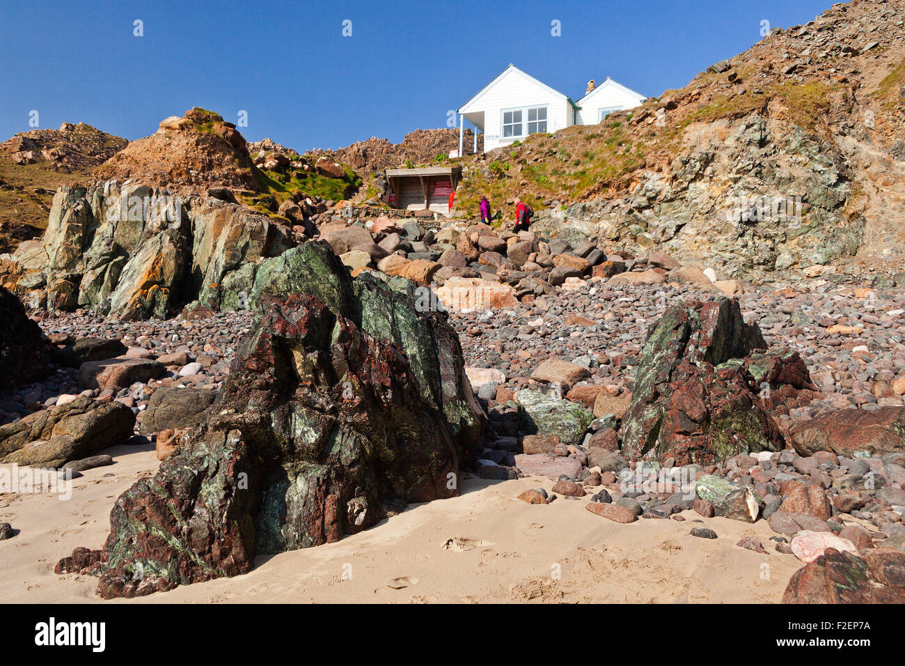 L unica Roccia a serpentina sulla spiaggia di Kynance Cove sulla penisola di Lizard, Cornwall, Regno Unito Foto Stock
