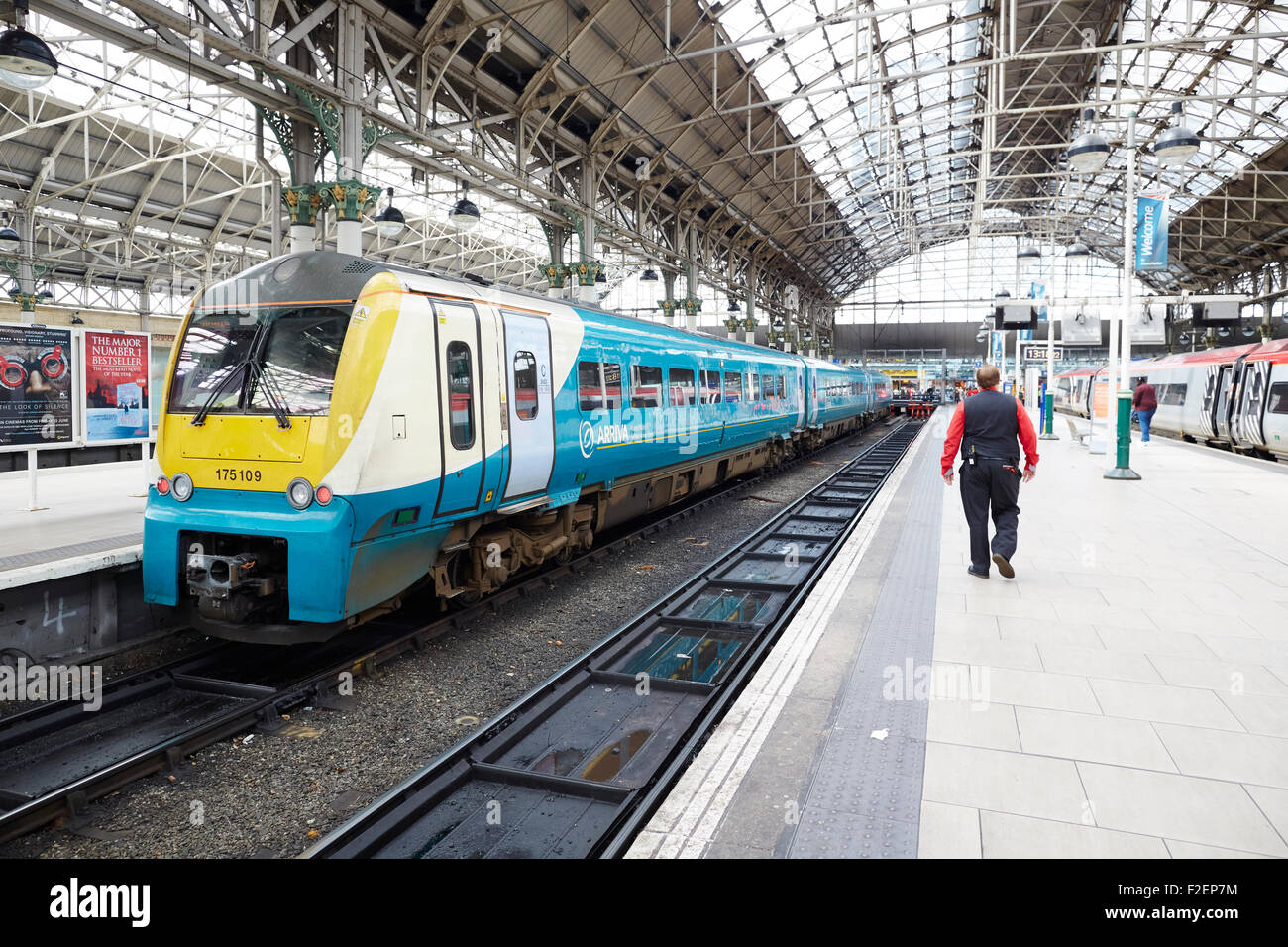 Stazione ferroviaria Manchester Piccadilly un Arriva Trains Wales presso la piattaforma arriva il Galles è un treno britannico società operativa o Foto Stock