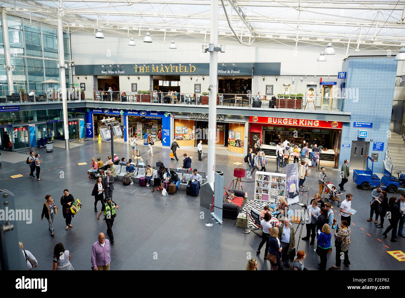 I clienti a Manchester Piccadilly godetevi il pop-up lounge per incoraggiarli a prendere un paio di minuti per leggere, dopo TransPennine Foto Stock