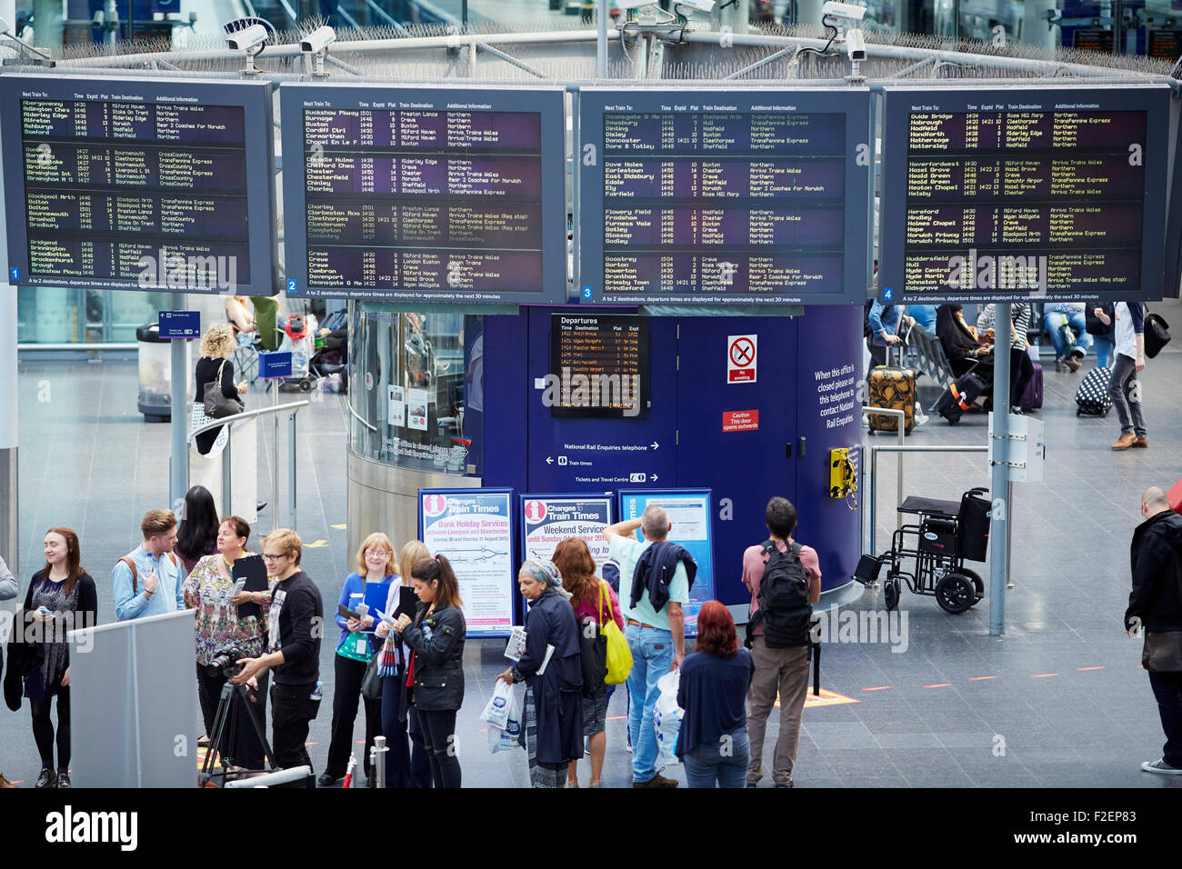 Stazione ferroviaria Manchester Piccadilly i passeggeri a destinazione in pensione il concourse passeggeri in transito di persone la folla ma Foto Stock