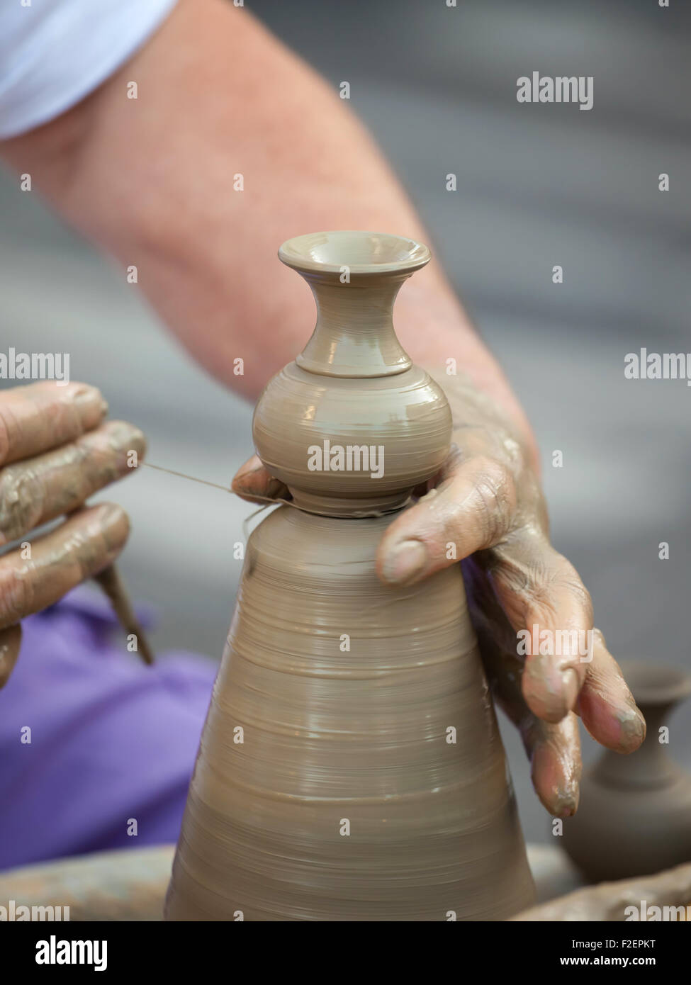 Close up di mani rendendo in ceramica su una ruota Foto Stock