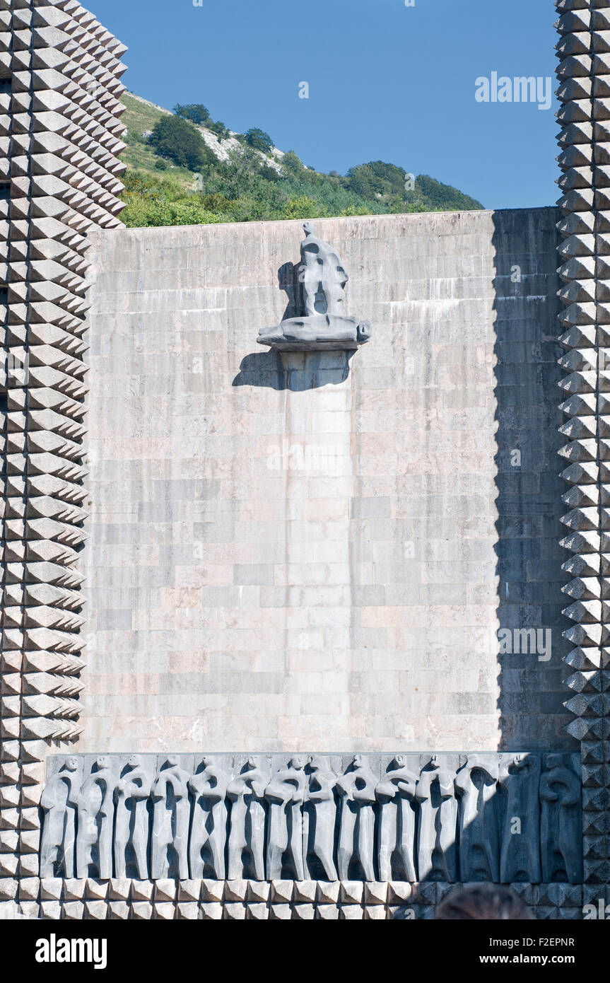 'Apostoli' scultura, da Jorge Oteiza, all'entrata del santuario di Arantzazu. O ti. Gipuzkoa. Paese basco. Spagna Foto Stock