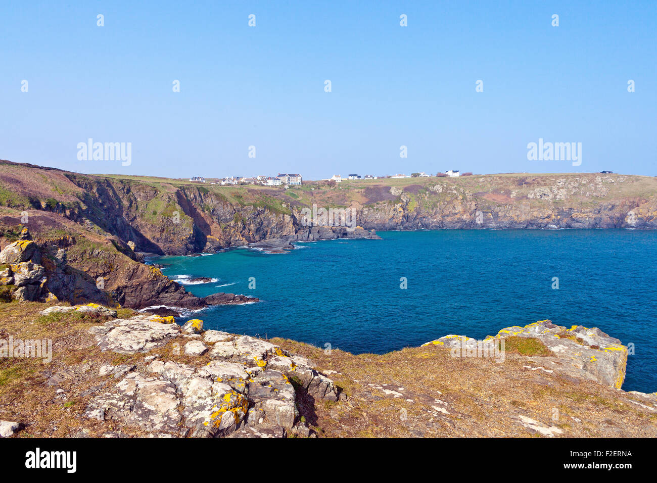 Il drammatico paesaggio costiero sulla costa SW percorso in corrispondenza Housel Bay sulla penisola di Lizard, Cornwall, Regno Unito Foto Stock