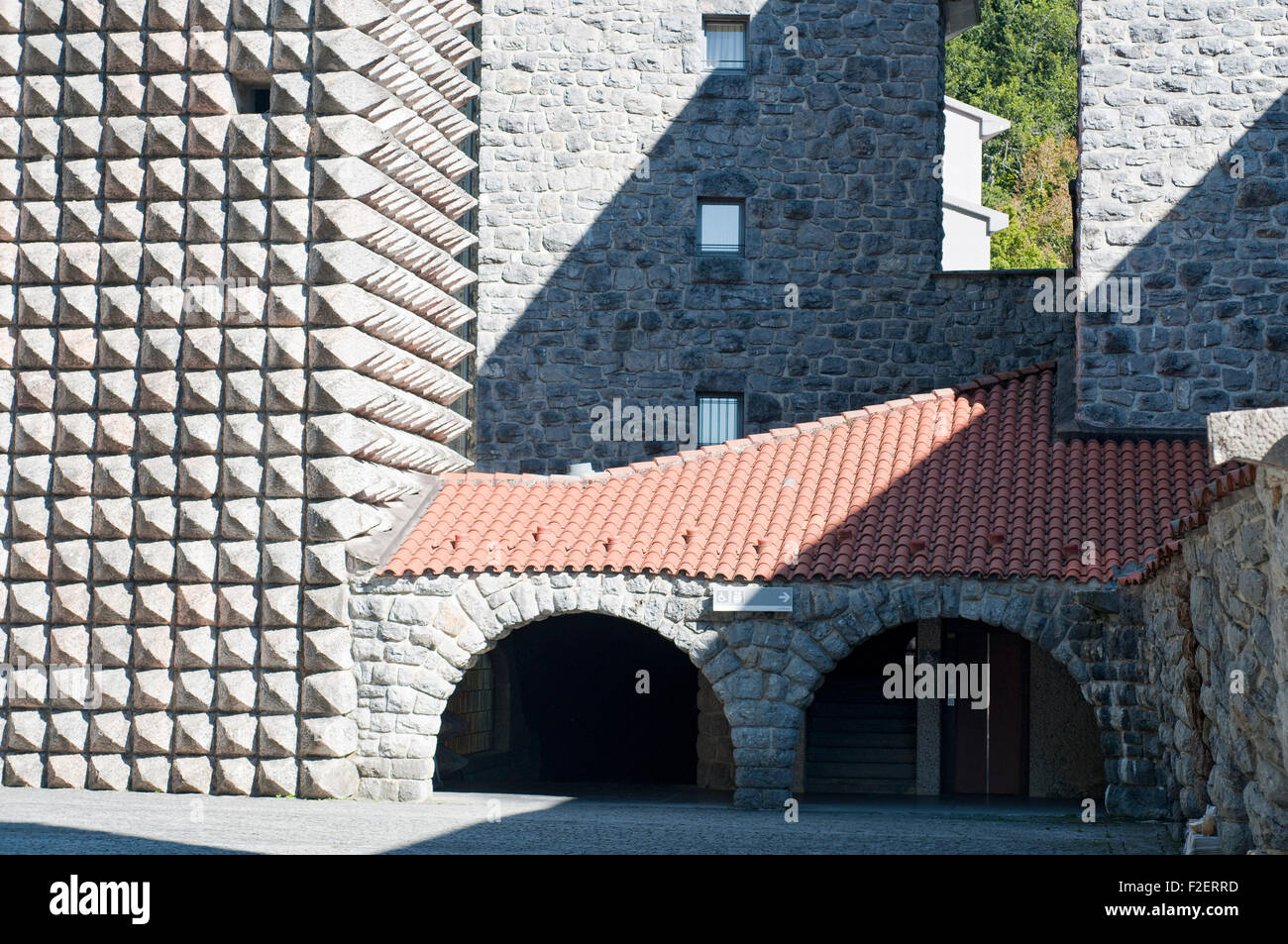 Vista del Santuario di Arantzazu. O ti. Gipuzkoa. Paese basco. Spagna. Foto Stock