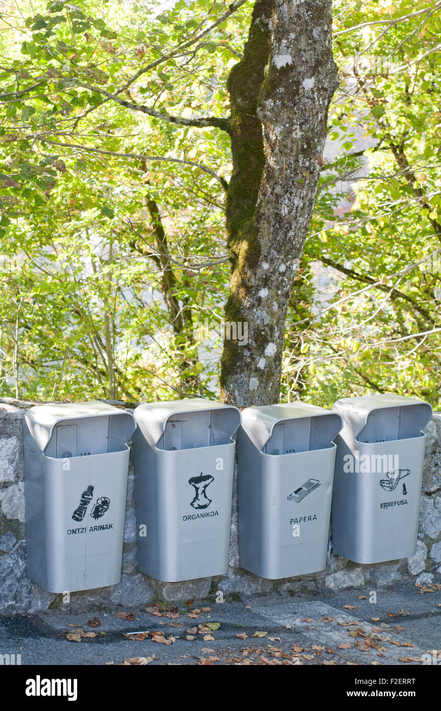 Separazione dei rifiuti e cassonetti per il riciclaggio nel Santuario di Arantzazu. O ti. Gipuzkoa. Paese basco. Spagna. Foto Stock